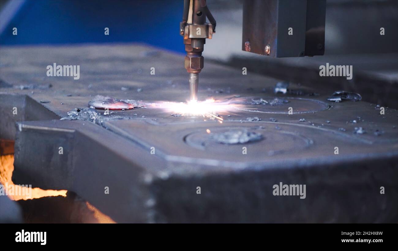 Primo piano dei modelli di saldatura sul metallo. Clip. Macchina automatizzata per la creazione di schemi di saldatura su metallo. Con l'aiuto della saldatura, i motivi belli sono cr Foto Stock