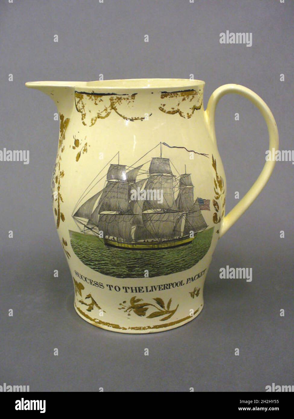 Caraffa, 1800/10. Terracotta (creamware) con decorazione a trasferimento policromatico di un pacchetto Liverpool - una goletta privata che commercia tra il porto di Liverpool in Inghilterra e gli Stati Uniti. Scritto sotto: 'Successo al pacchetto Liverpool'. Fabbricato a Liverpool per il mercato americano. Foto Stock