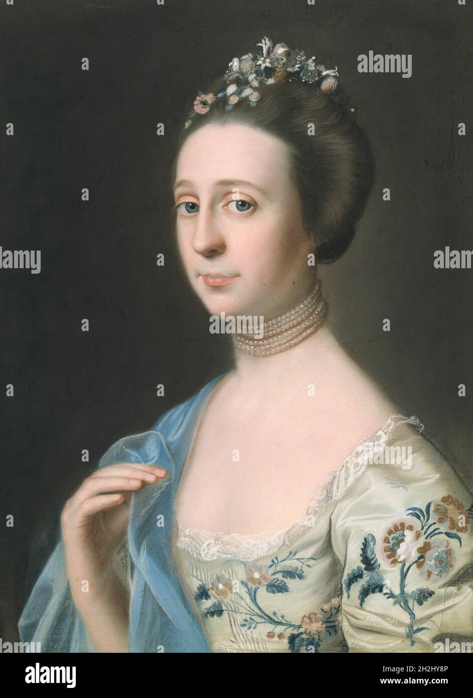 Sig.ra Henry Hill (Anna Barrett), c.. 1765/70. Donna che indossa un choker perla, fiori artificiali nei suoi capelli, e un abito ricamato con colletto merletto. Foto Stock