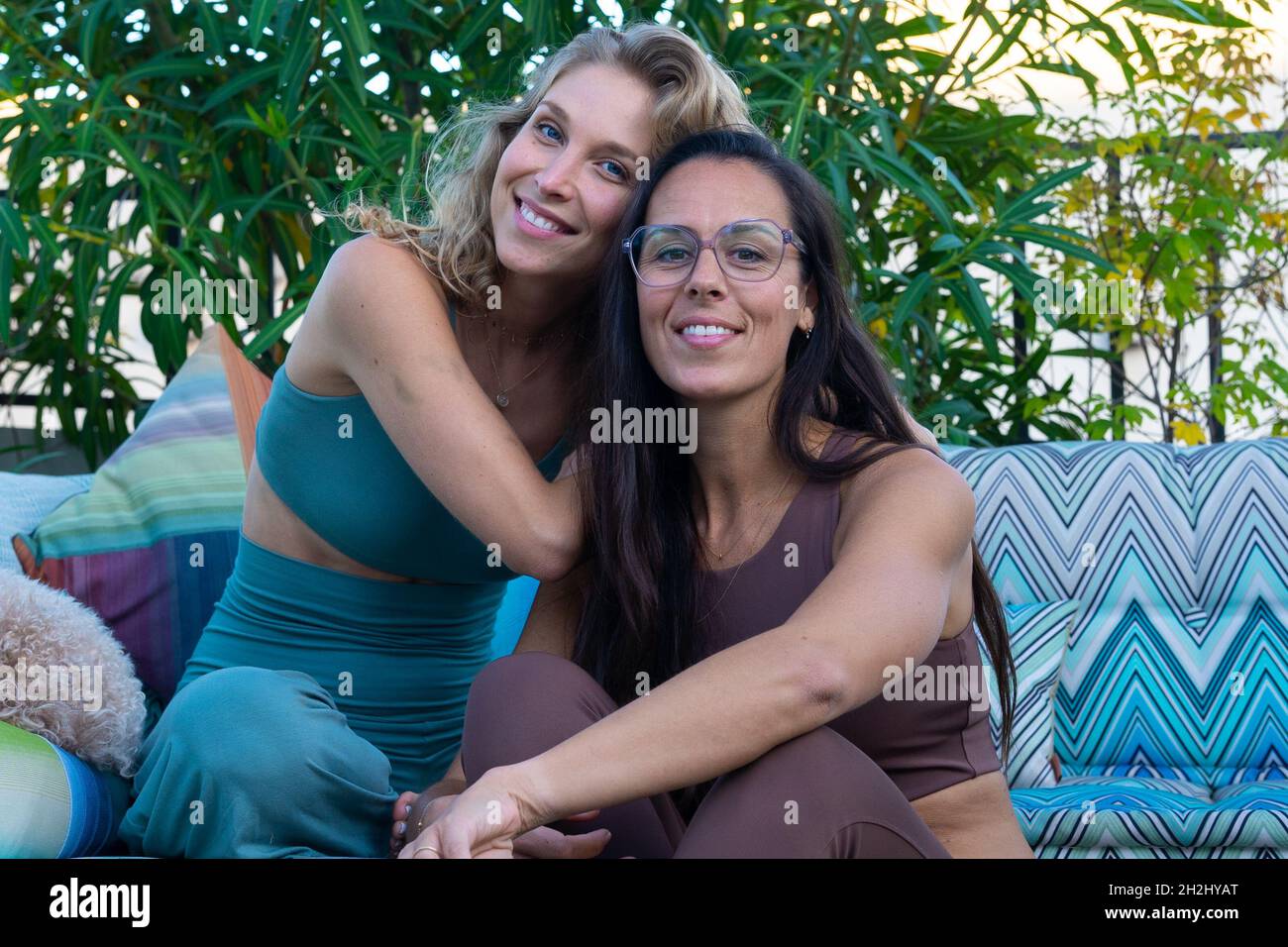 girlfriends seduto scherzando davanti alla fotocamera Foto Stock