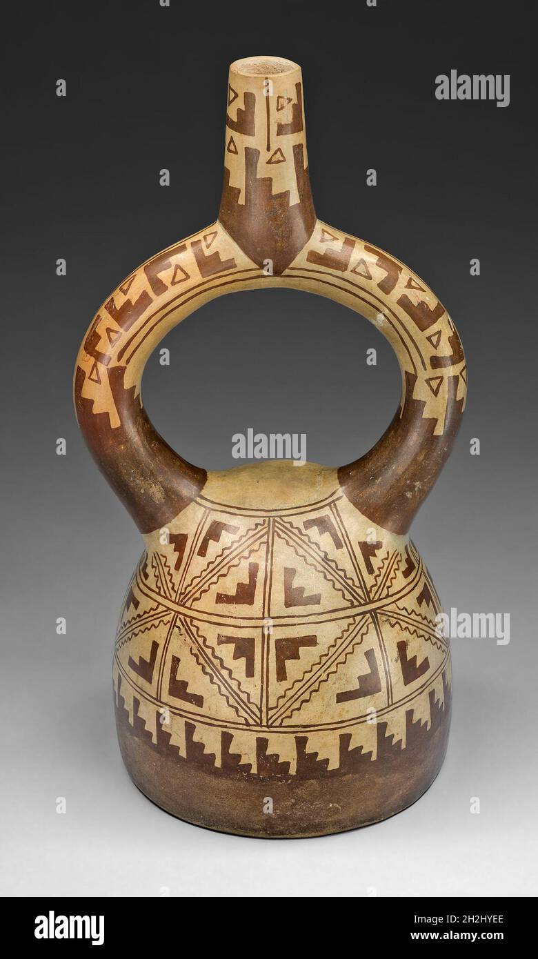 Recipiente del beccuccio a staffa con motivi geometrici, 100 a.C./d.C. 500. Foto Stock