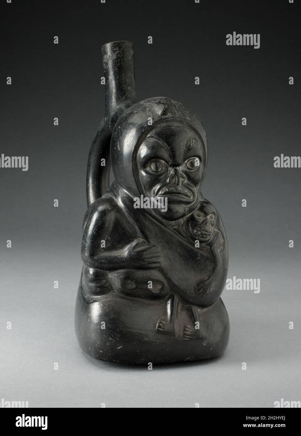 Maneggiare il vaso di lancio sotto forma di un personaggio scheletrico che tiene un bambino, 100 a.C./d.C. 500. Foto Stock