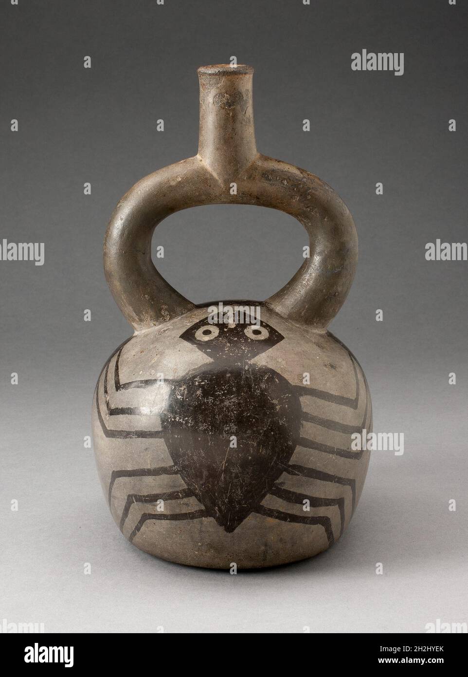 Recipiente del beccuccio a staffa con motivi Spider, 100 a.C./d.C. 500. Foto Stock