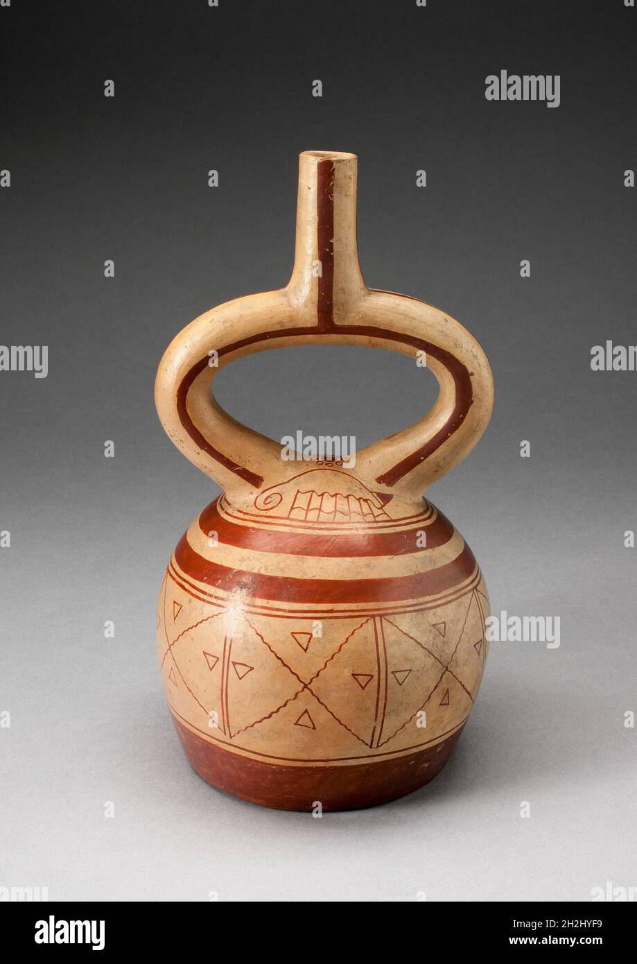 Recipiente del beccuccio a staffa con motivi geometrici, 100 a.C./d.C. 500. Foto Stock