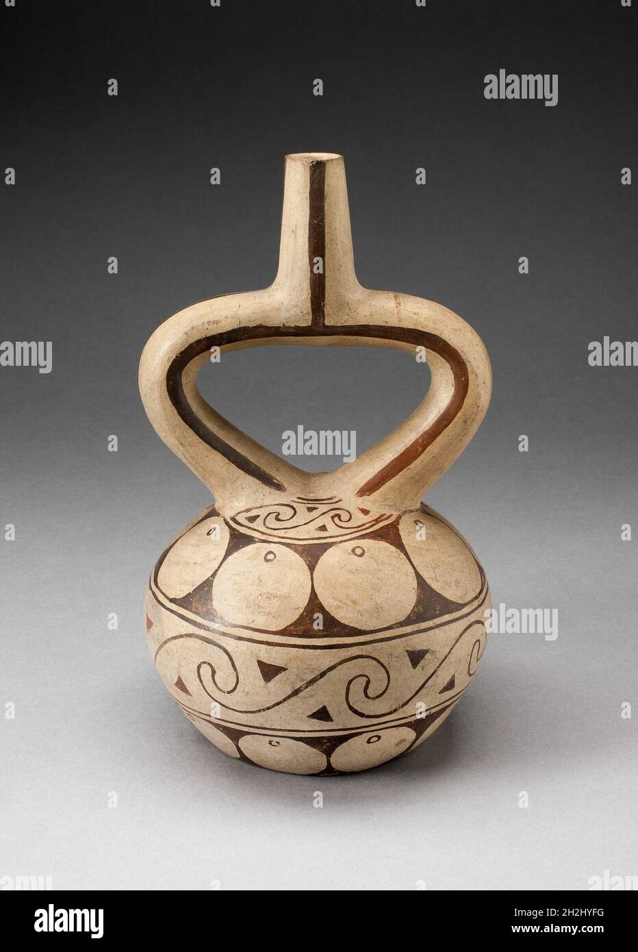 Recipiente del beccuccio a staffa con motivi geometrici, 100 a.C./d.C. 500. Foto Stock