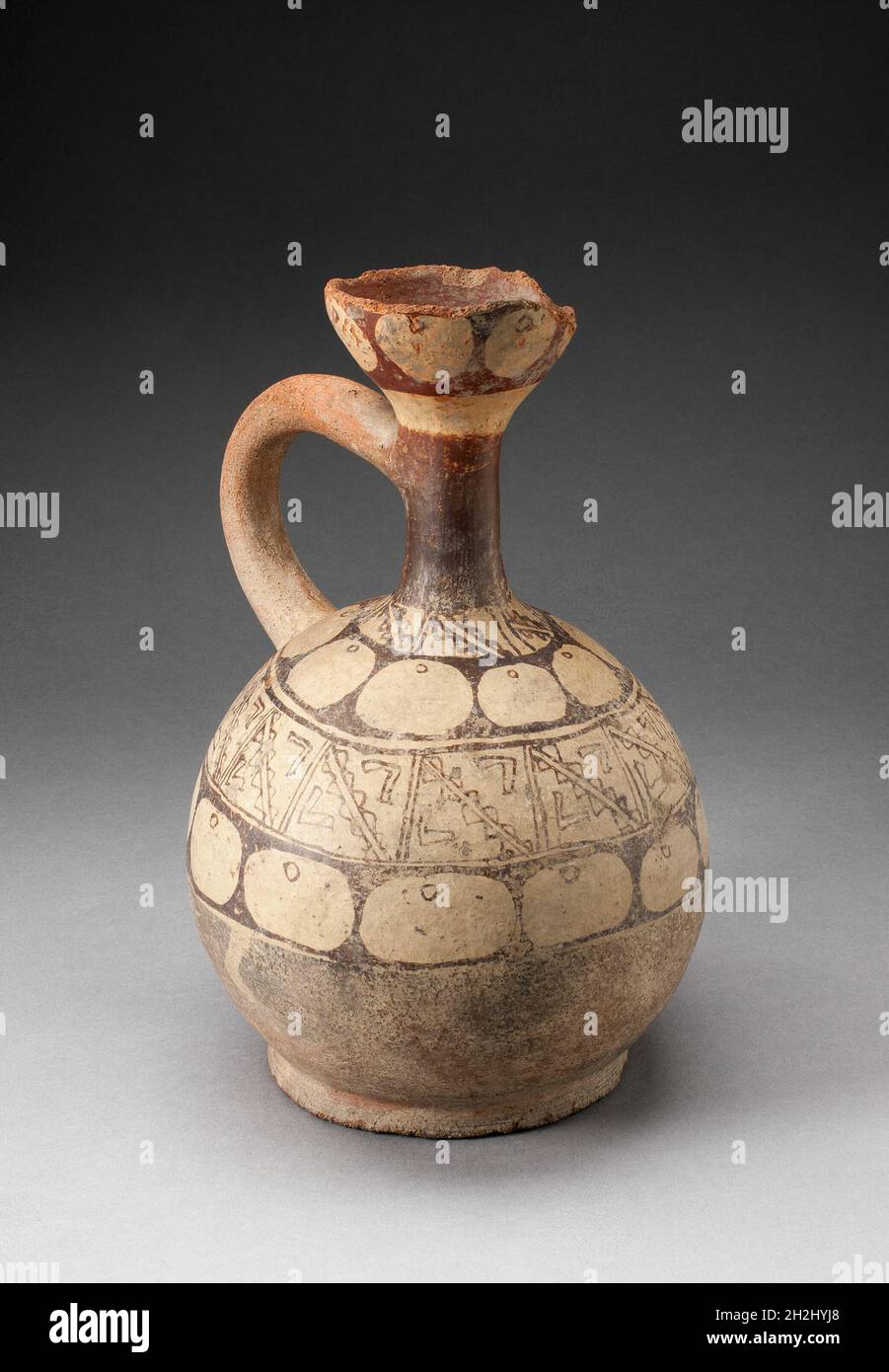 Vasetto a manico singolo con motivi geometrici, 100 a.C./d.C. 500. Foto Stock