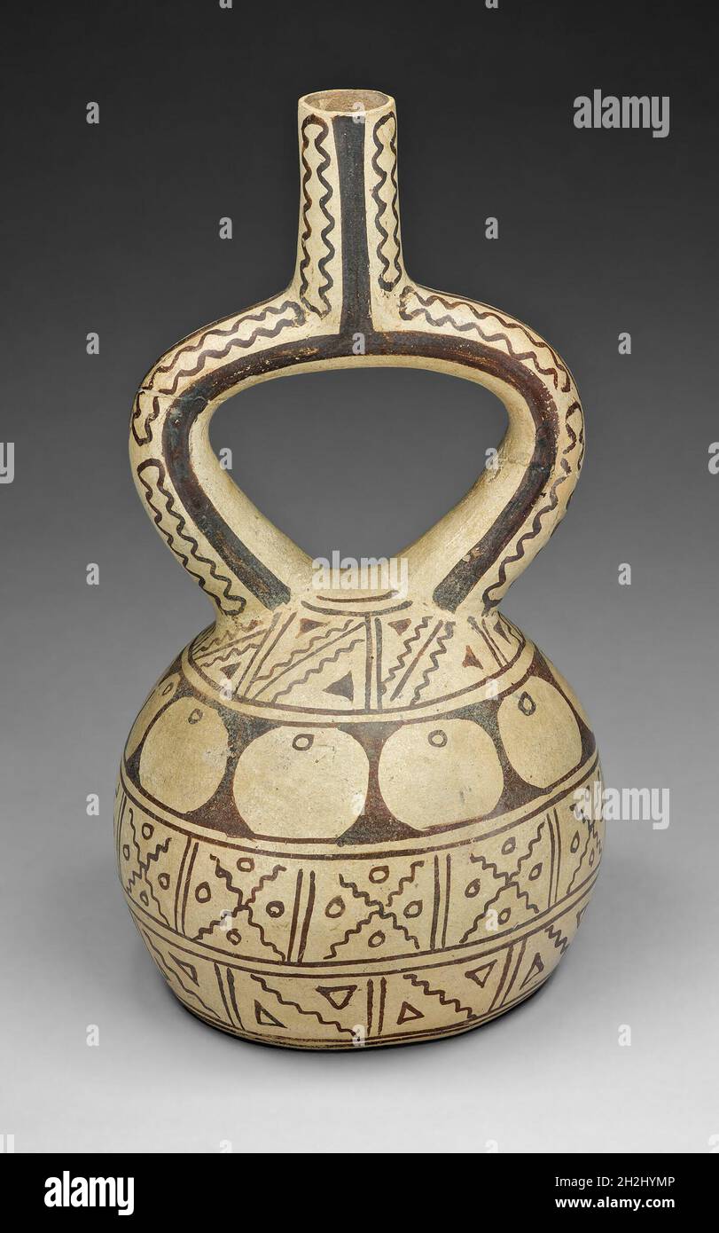 Recipiente del beccuccio a staffa con motivi geometrici, 100 a.C./d.C. 500. Foto Stock