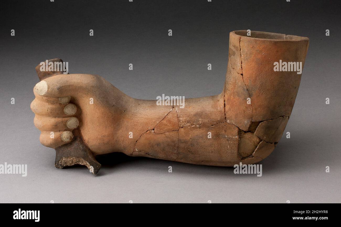 Vaso in forma di un braccio, 100 a.C./d.C. 500. Foto Stock