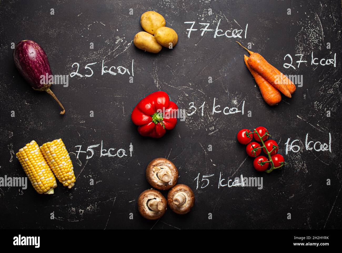 Vista dall'alto del conteggio di verdure e calorie Foto Stock