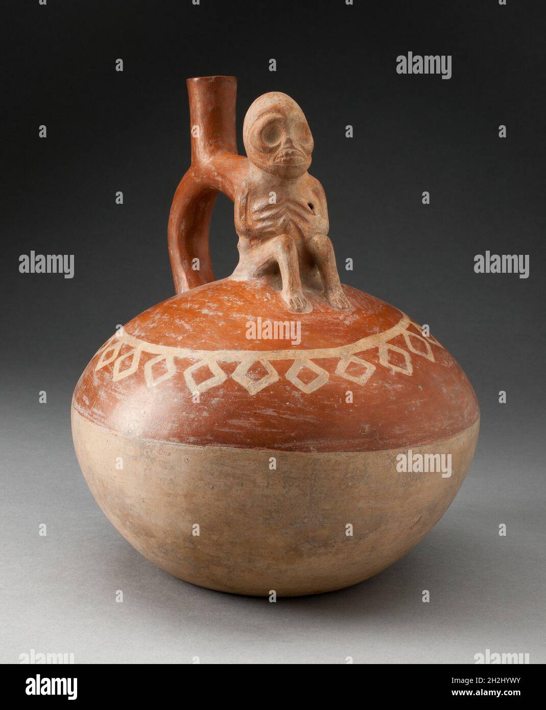 Contenitore con tubo di lancio con scheletro, figura posizionata sulla maniglia, 100 a.C./d.C. 500. Foto Stock