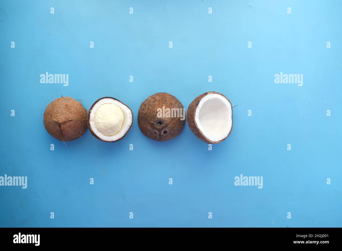 fetta di cocco fresco su sfondo blu Foto Stock