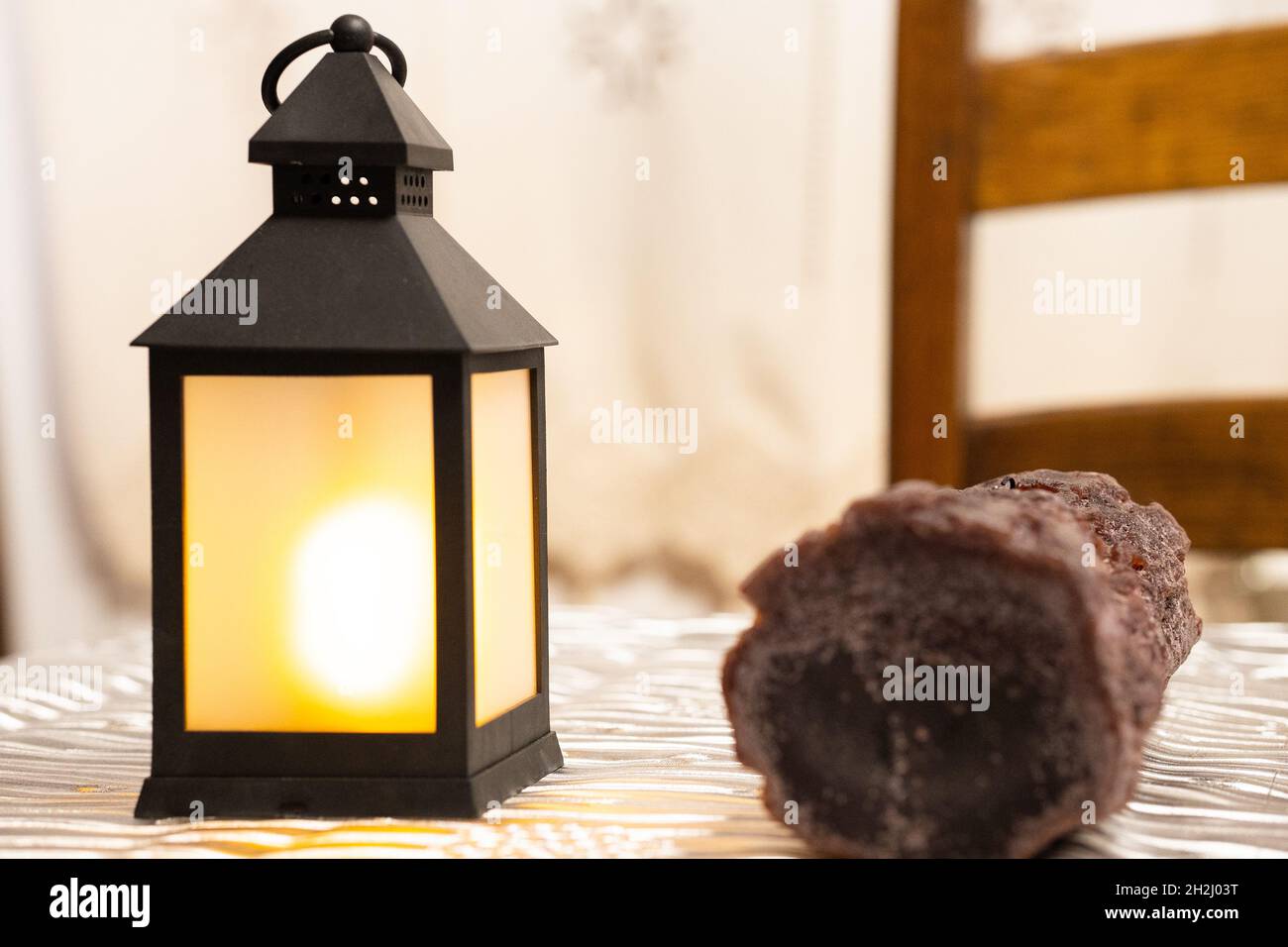 Decorazione tradizionale della tabella di Natale con candela e lampada di Natale. Foto Stock