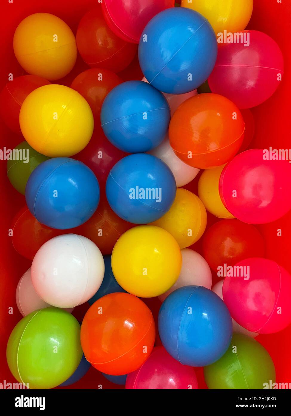 Primo piano di palline colorate in plastica nella sala giochi per bambini Foto Stock