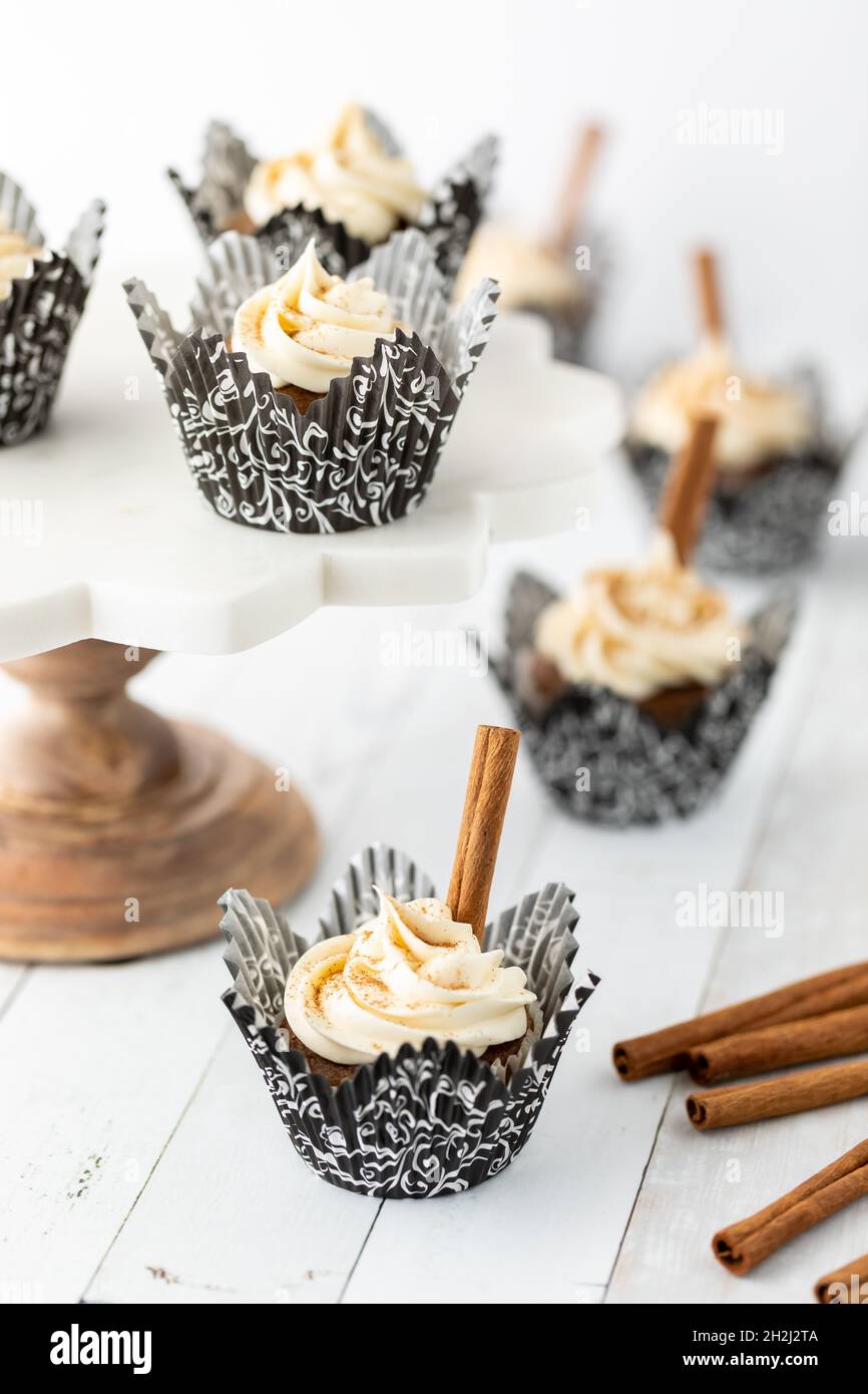 Cupcake di zucca spezia su un tavolo di legno e piedistallo di marmo. Foto Stock