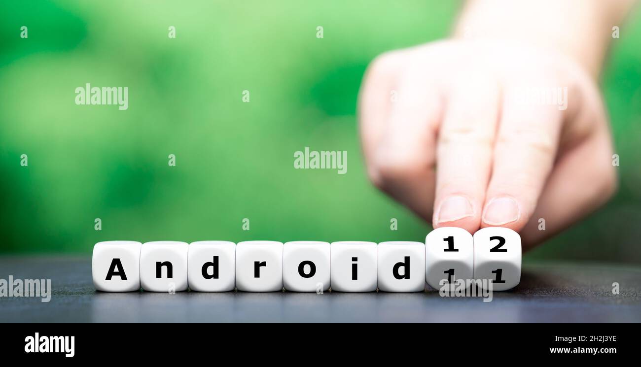 Mano gira i dadi e cambia l'espressione 'Android 11' in 'Android 12'. Foto scattata nell'ottobre 2021 ad Amburgo, Germania. Simbolo per l'aggiornamento di m Foto Stock