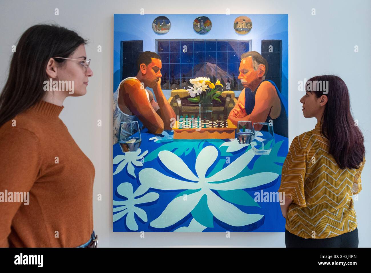 Londra, Regno Unito. 22 ottobre 2021. 'Scacchi con papà (Mt. Rainier)', 2021, di Mikey Yates. Anteprima di “Love Letters”, una nuova mostra del pittore americano filippino emergente Mikey Yates che presenta gli amici e la famiglia dell'artista in un tempo caratterizzato da separazione e perdita durante la pandemia del Covid-19. I lavori sono in mostra al Taymour Grahne Projects di Notting Hill dal 23 ottobre al 20 novembre 2021. Credit: Stephen Chung/Alamy Live News Foto Stock