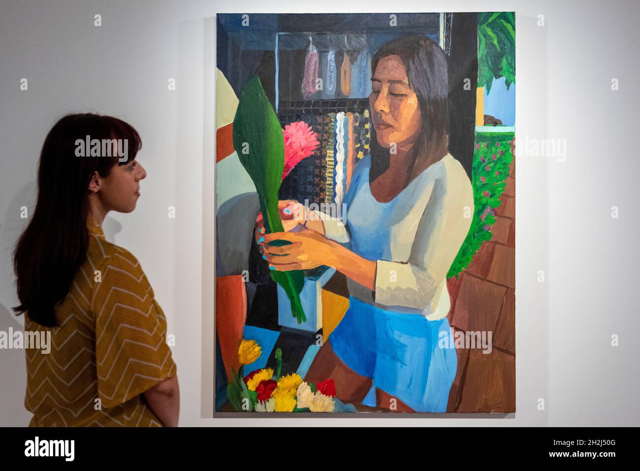 Londra, Regno Unito. 22 ottobre 2021. 'Priscilla acquistare fiori di mamma (Honolulu)', 2021, di Mikey Yates. Anteprima di “Love Letters”, una nuova mostra del pittore americano filippino emergente Mikey Yates che presenta gli amici e la famiglia dell'artista in un tempo caratterizzato da separazione e perdita durante la pandemia del Covid-19. I lavori sono in mostra al Taymour Grahne Projects di Notting Hill dal 23 ottobre al 20 novembre 2021. Credit: Stephen Chung/Alamy Live News Foto Stock