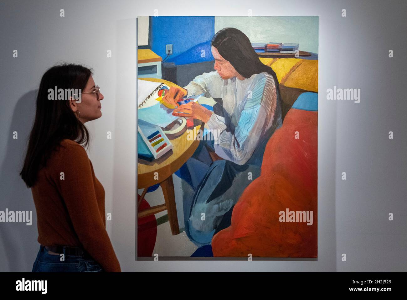 Londra, Regno Unito. 22 ottobre 2021. 'Olyvia Making Student Examples for Class', 2021, di Mikey Yates. Anteprima di “Love Letters”, una nuova mostra del pittore americano filippino emergente Mikey Yates che presenta gli amici e la famiglia dell'artista in un tempo caratterizzato da separazione e perdita durante la pandemia del Covid-19. I lavori sono in mostra al Taymour Grahne Projects di Notting Hill dal 23 ottobre al 20 novembre 2021. Credit: Stephen Chung/Alamy Live News Foto Stock