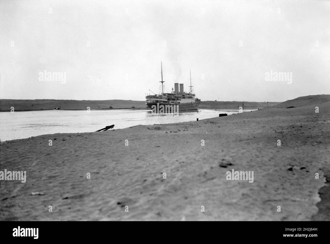 Nave passeggeri non identificata che passa attraverso il canale di Suez circa 1934 Foto Stock