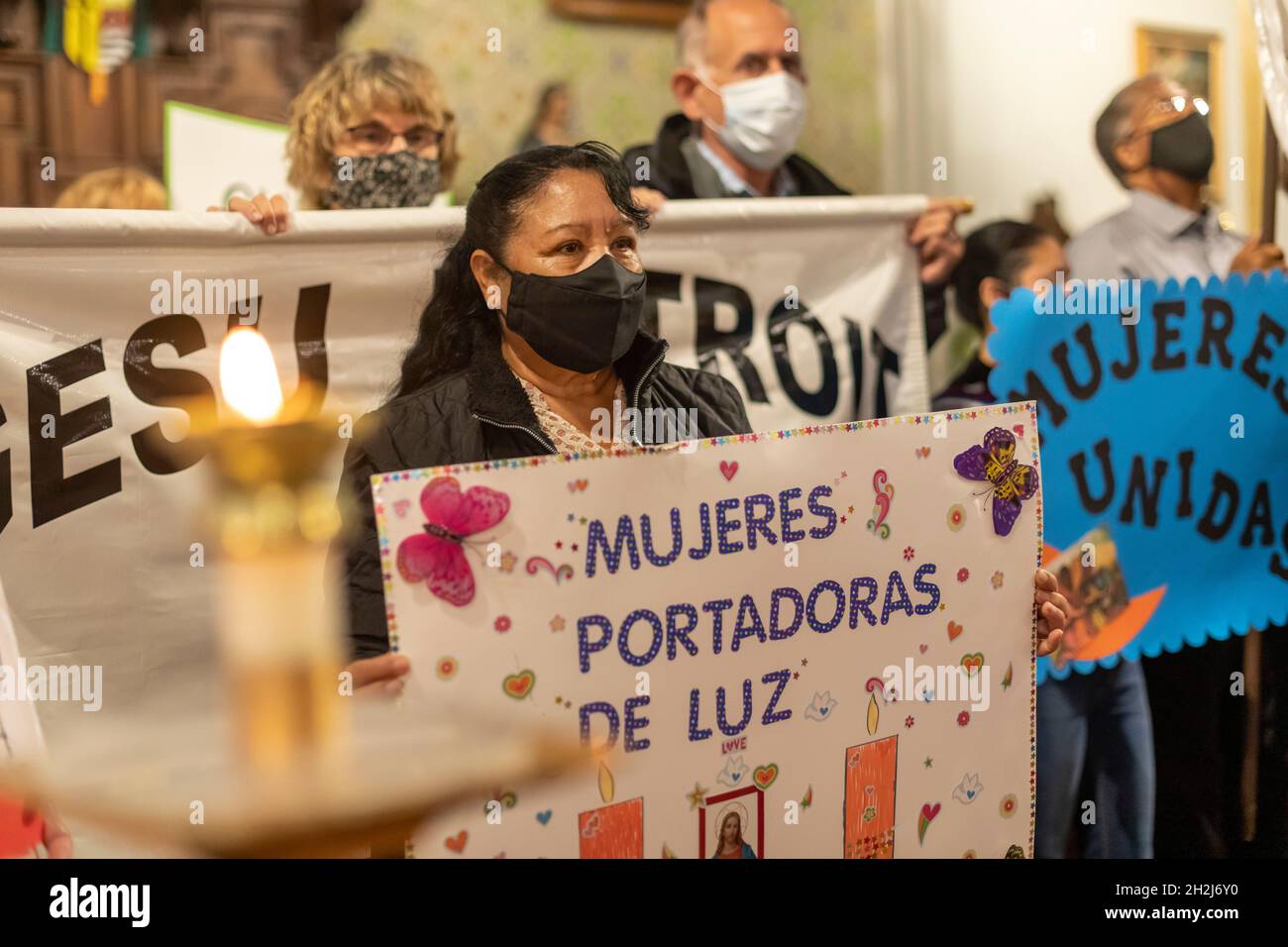 Detroit, Michigan - una messa presso la Chiesa Cattolica della Santissima Trinità a sostegno degli immigrati in tutto il mondo. La messa è stata ospitata da sconosciuti No More, un imm Foto Stock