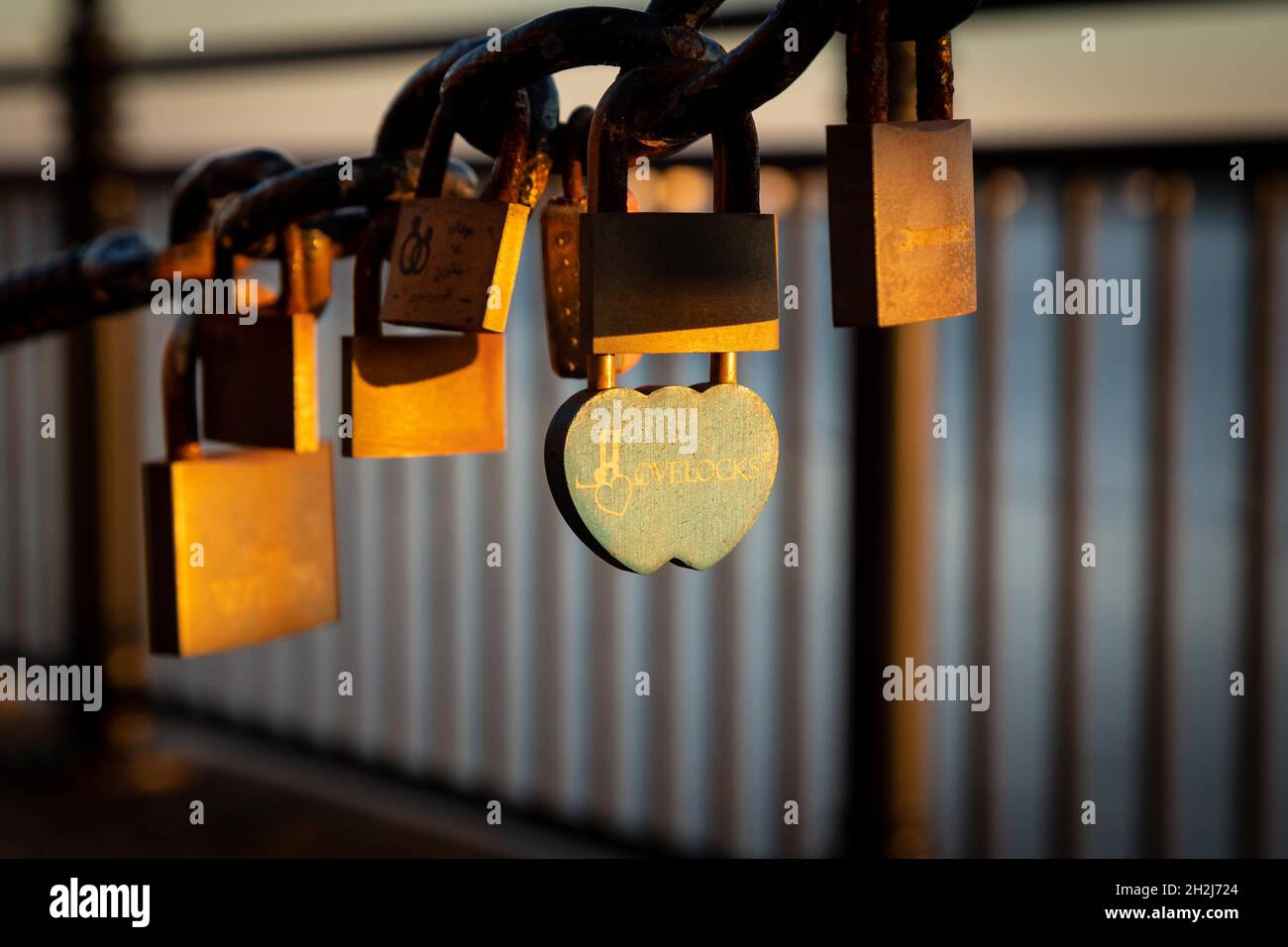 Love Locks, lucchetti sul recinto al Liverpool Albert Dock Foto Stock