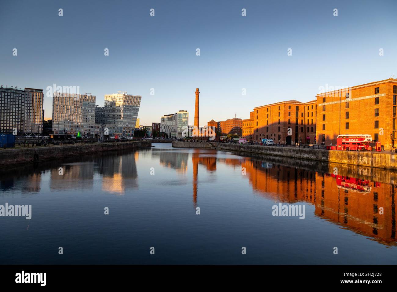 Liverpool Albert Dock presso il Blue Hour Grade 1, sito patrimonio mondiale dell'umanità. Foto Stock