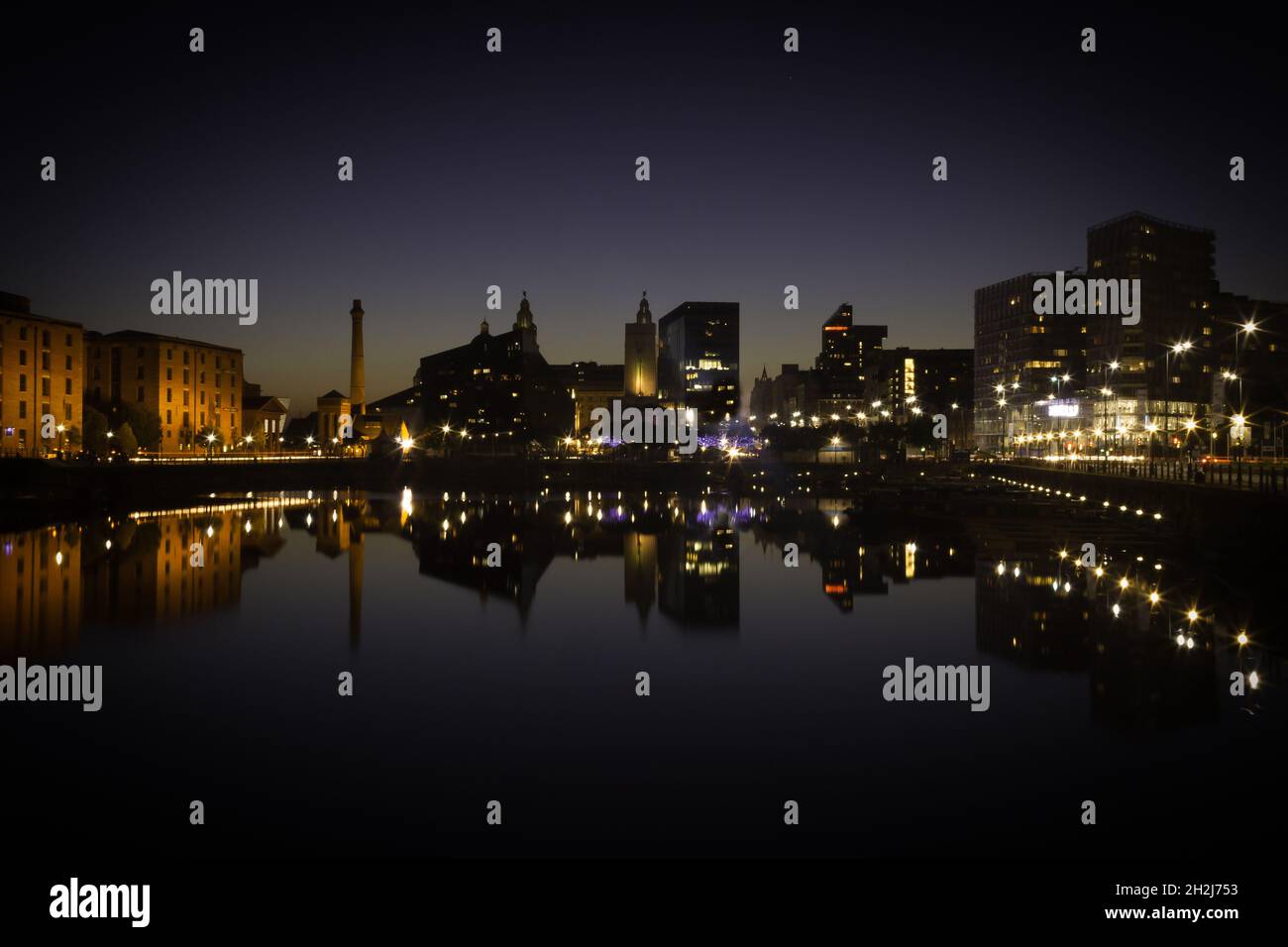 Liverpool Albert Dock presso il Blue Hour Grade 1, sito patrimonio mondiale dell'umanità. Foto Stock