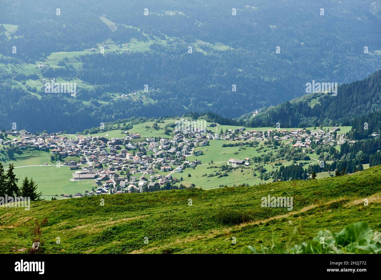 Vista dei Brigels da una posizione elevata. Sullo sfondo, di fronte al lato boschivo della valle. Surselva Grigioni Svizzera Foto Stock