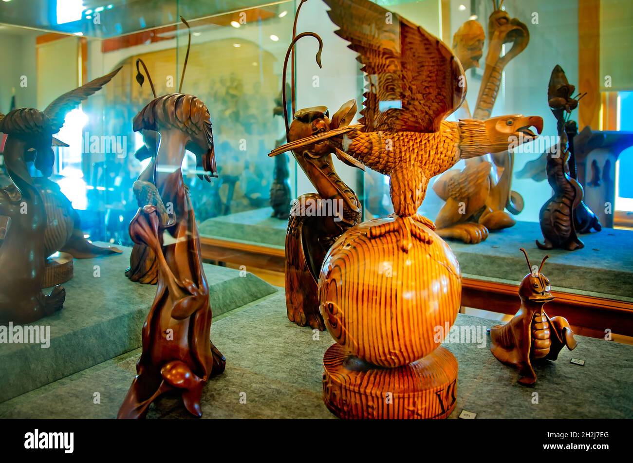 Sculture in legno dell'artista Craig Sheldon sono esposte al Fairhope Museum of History, 17 ottobre 2020, a Fairhope, Alabama. Foto Stock