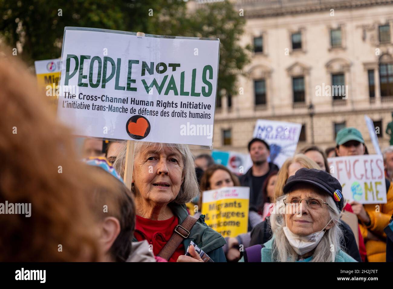 Donna che sostiene il cartello per le persone, non per i muri, l'iniziativa incrociata per i diritti umani, il rally dei rifugiati contro la nuova nazionalità e confini Bill, Parliament Square, Londra, UK, 20/10/2021 Foto Stock