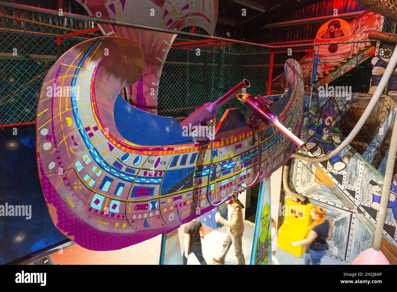 Master Blaster Ball Blasting Arena al parco a tema per famiglie Woodlands, Totnes, Devon, Inghilterra, Regno Unito. Foto Stock