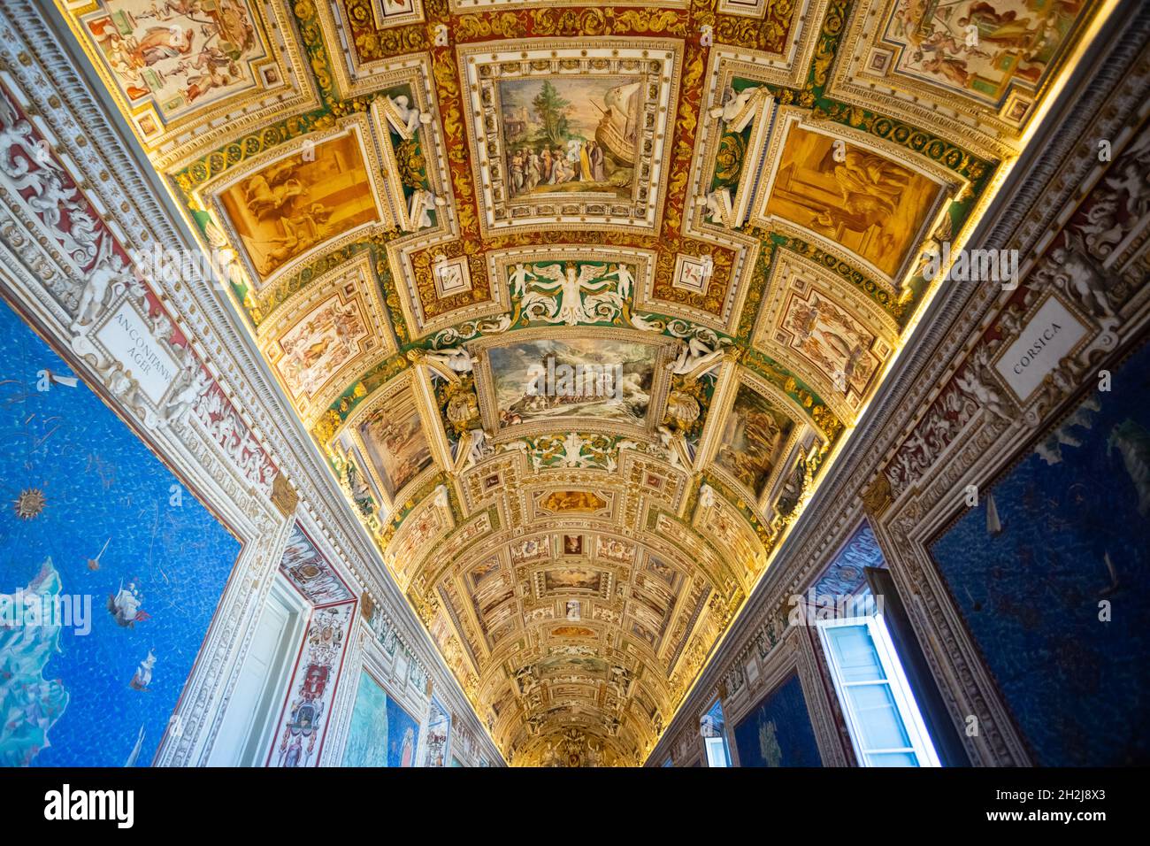 Ampia prospettiva dei dettagli interni e architettonici della galleria del Museo Vaticano. Foto Stock