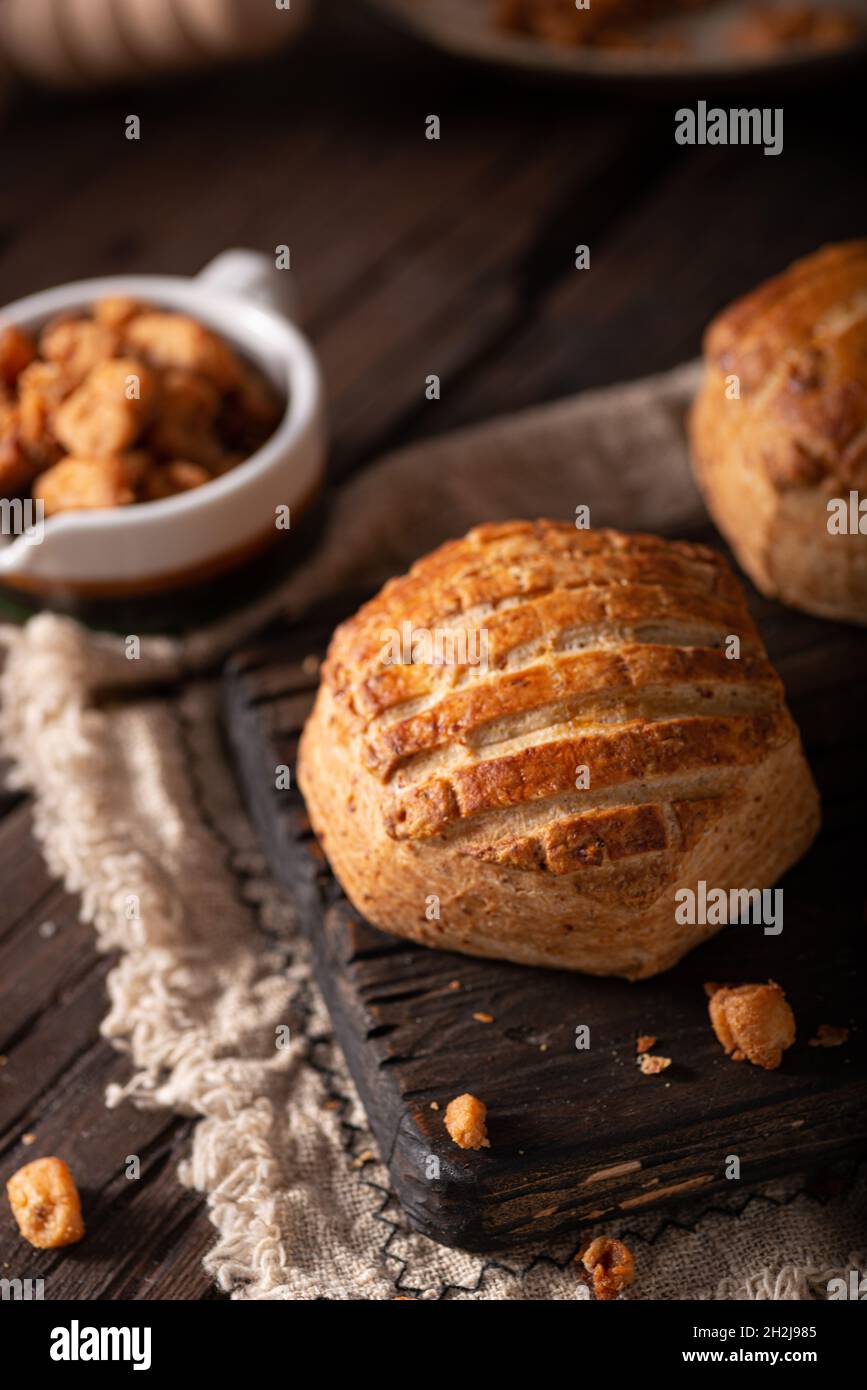 Deliziosa pancia di casa ripiena di salse di maiale e aglio Foto Stock