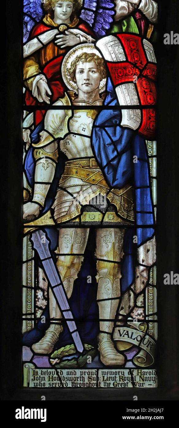 Una vetrata di Percy Bacon raffigurante Valour, St Peter's Church, Dunchurch, Warwickshire Foto Stock