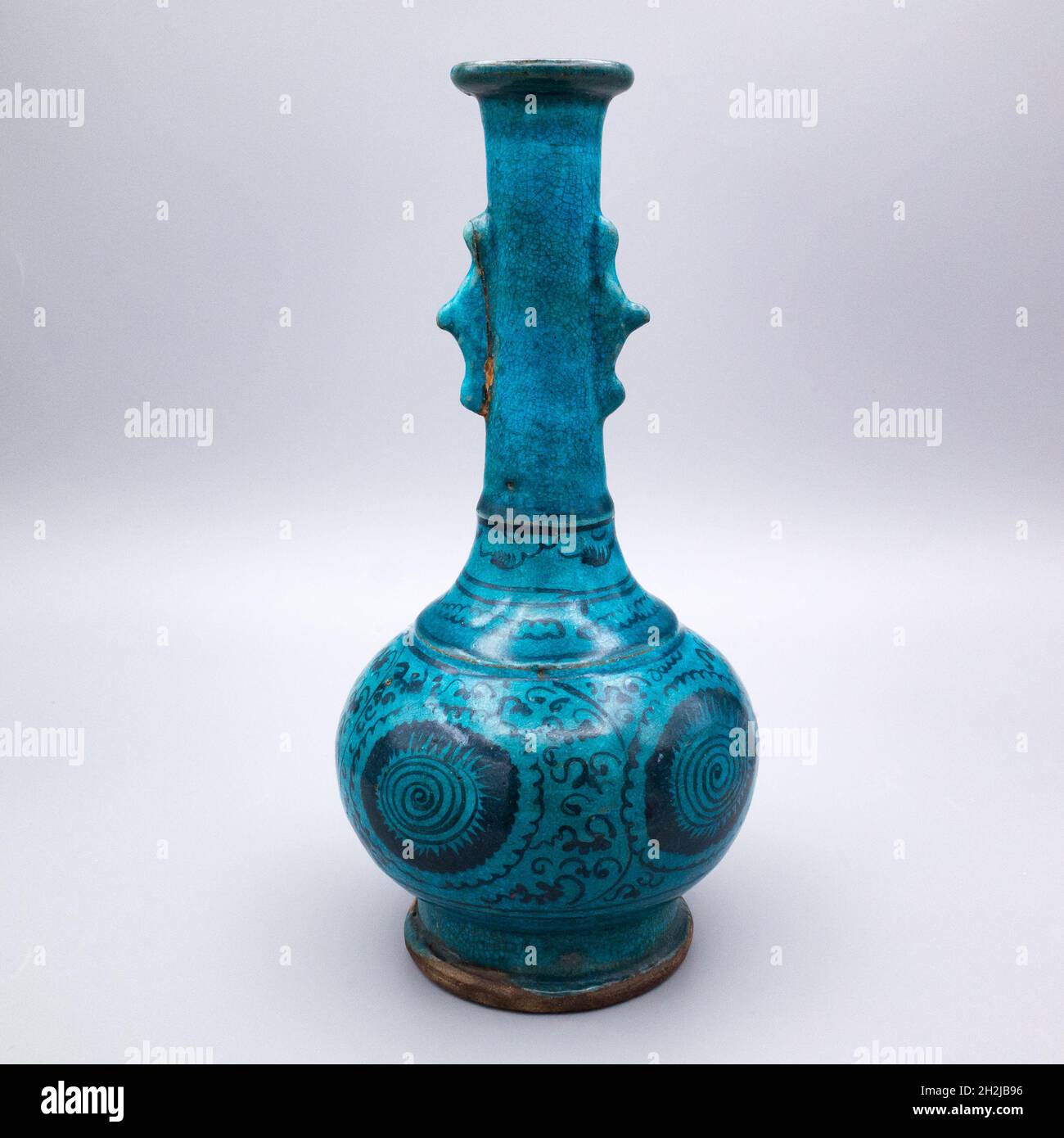 Antico vaso in bottiglia smaltato in turchese medio-orientale. Iran, XVI-XVIII secolo Foto Stock