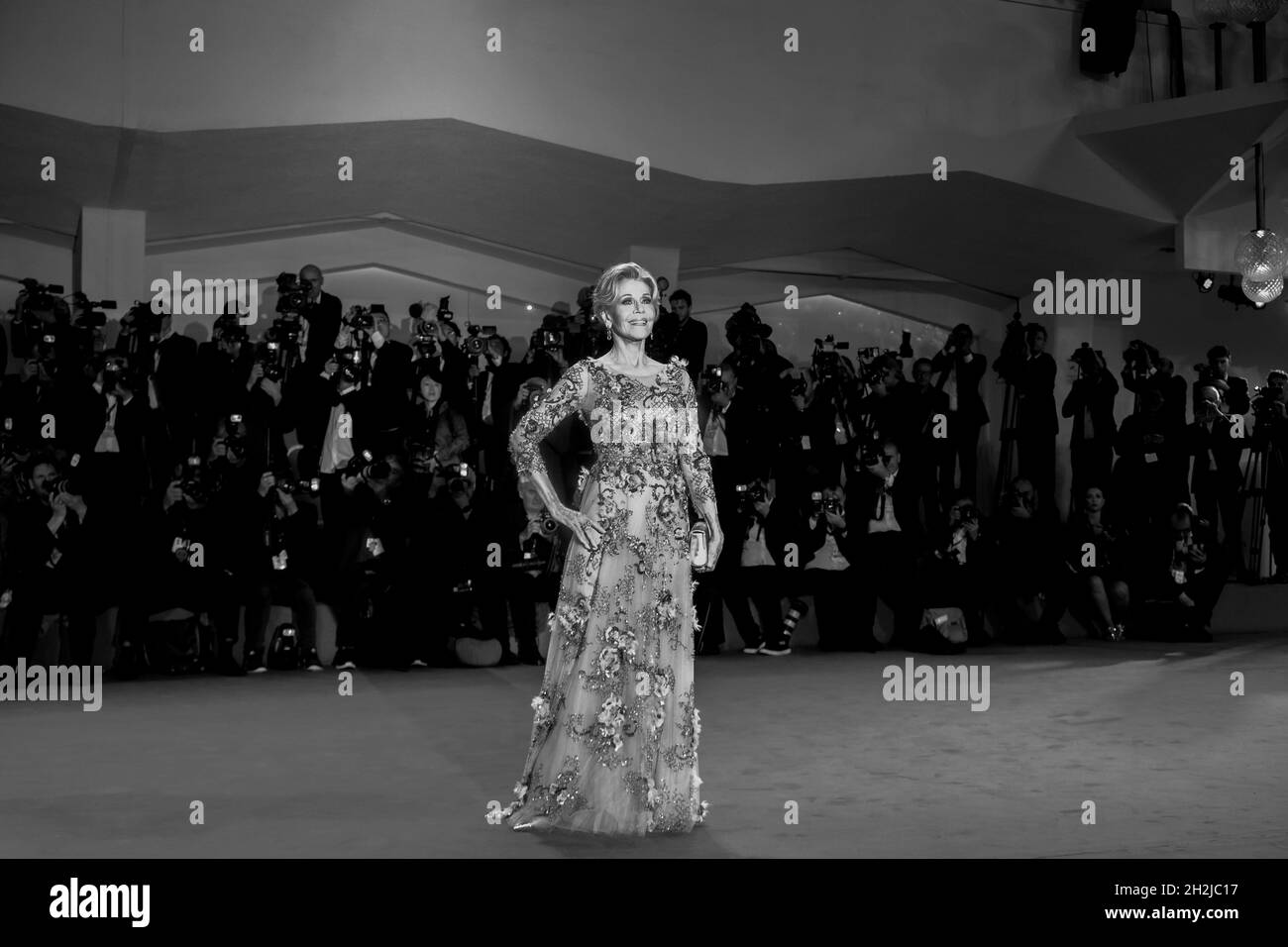Jane fonda cammina sul tappeto rosso davanti alla proiezione "Our Souls at Night" durante il settantaquattresimo Festival del Cinema di Venezia. Venezia, Italia, 01 settembre 2017. ( Foto Stock