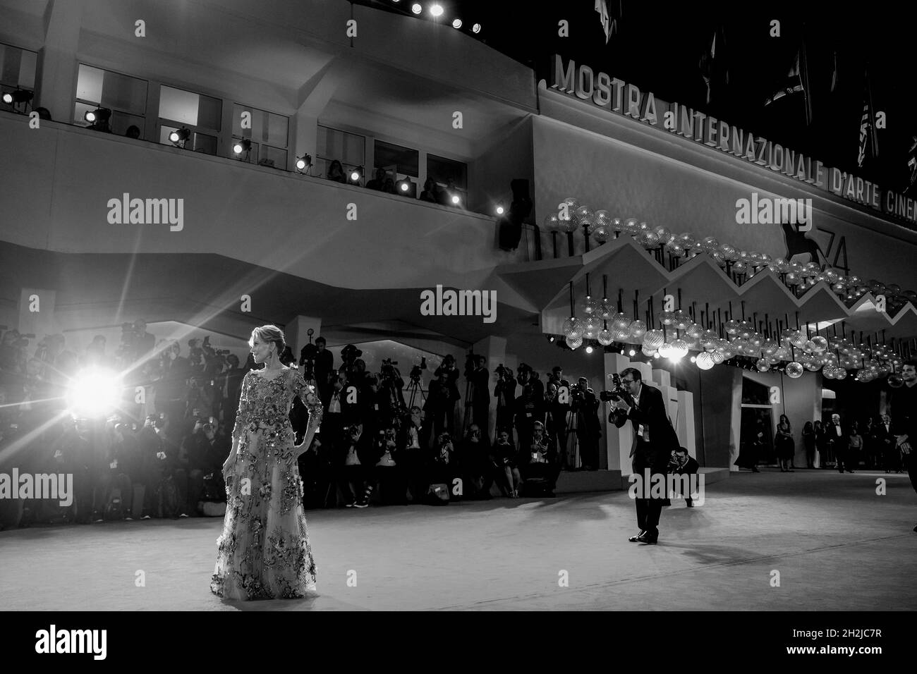 Jane fonda cammina sul tappeto rosso davanti alla proiezione "Our Souls at Night" durante il settantaquattresimo Festival del Cinema di Venezia. Venezia, Italia, 01 settembre 2017. ( Foto Stock