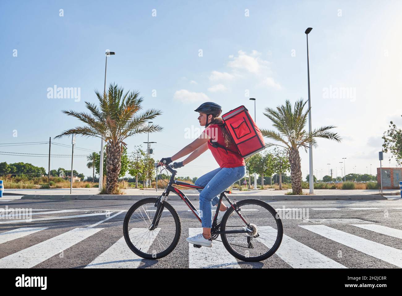 Consegna cibo donna in bicicletta in città Foto Stock