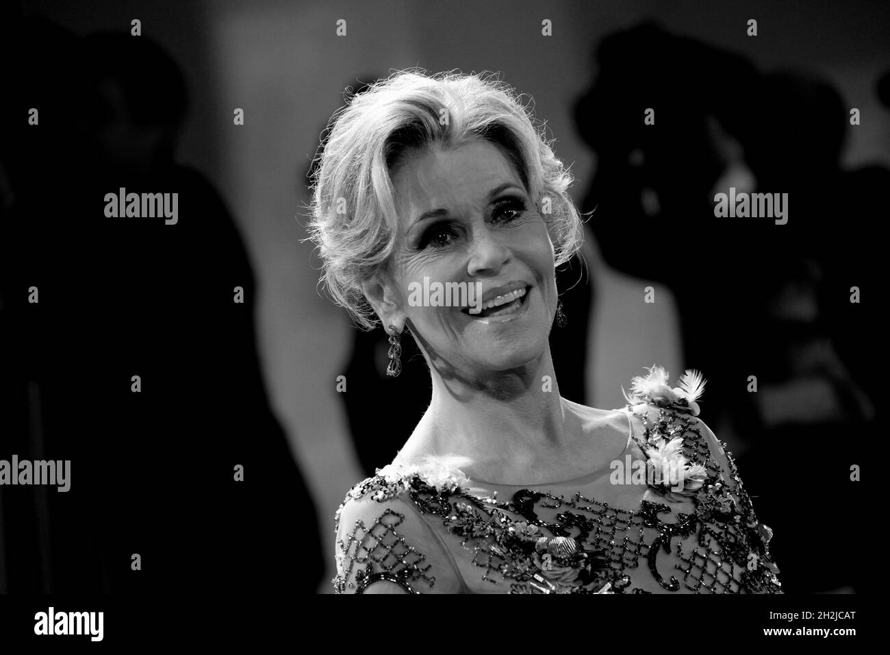 Jane fonda cammina sul tappeto rosso davanti alla proiezione "Our Souls at Night" durante il settantaquattresimo Festival del Cinema di Venezia. Venezia, Italia, 01 settembre 2017. ( Foto Stock