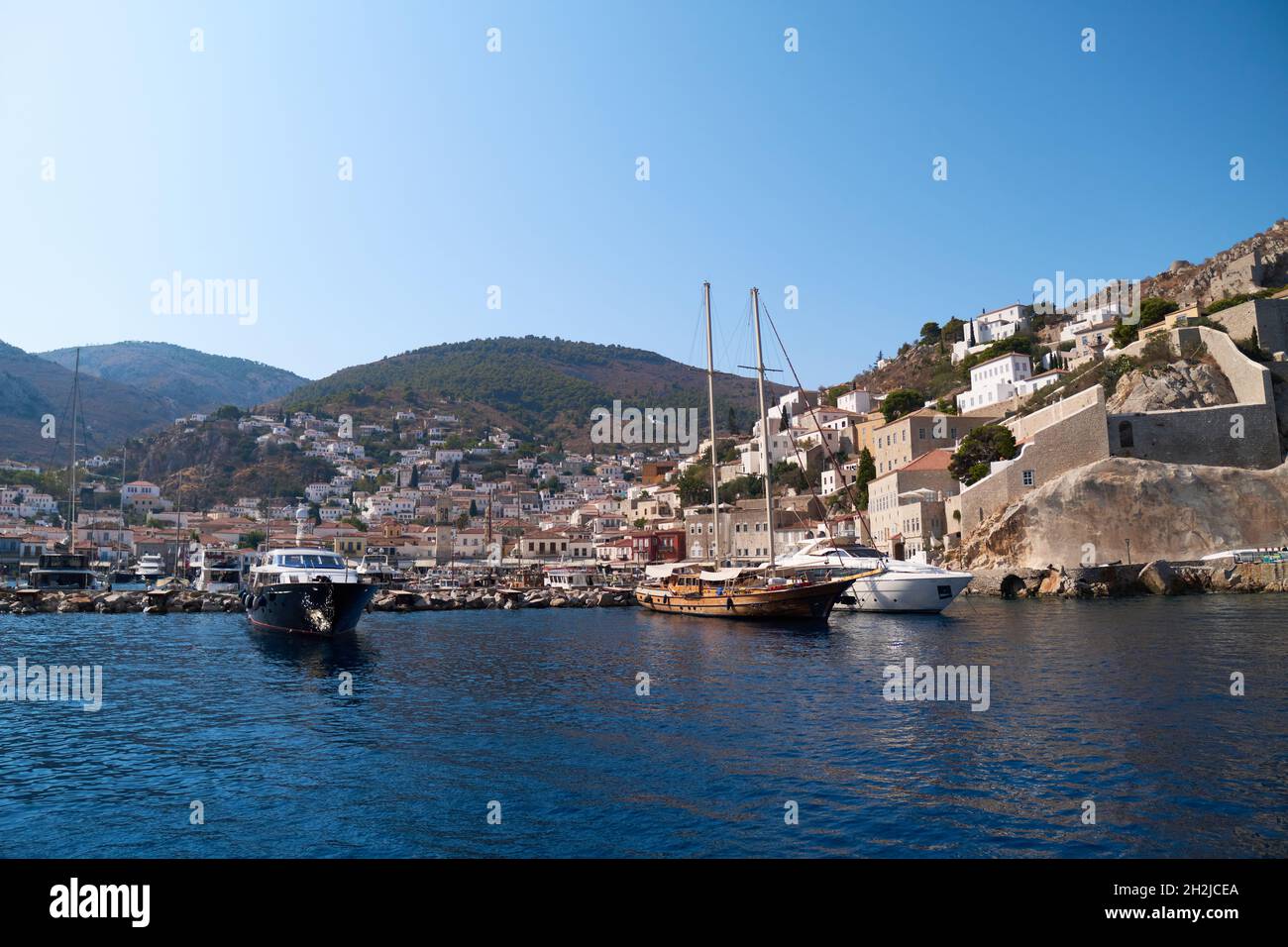 Vista dal mare al porto di Hydra Marina, Grecia Foto Stock