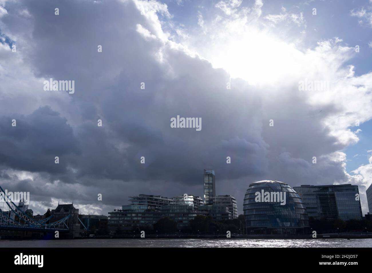 Nuvole scure e cieli si radunano sopra gli uffici del sindaco di Londra Sadiq Khan sulla Southbank, il 20 ottobre 2021, a Londra, Inghilterra. Foto Stock