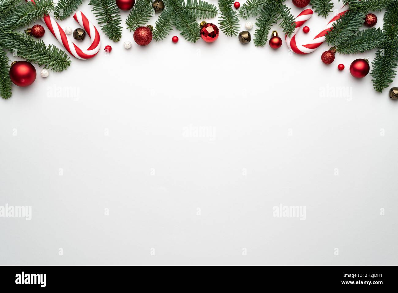 Banner natalizio con bordo vacanza su sfondo bianco. Modello di banner o poster con posizione per il testo Foto Stock