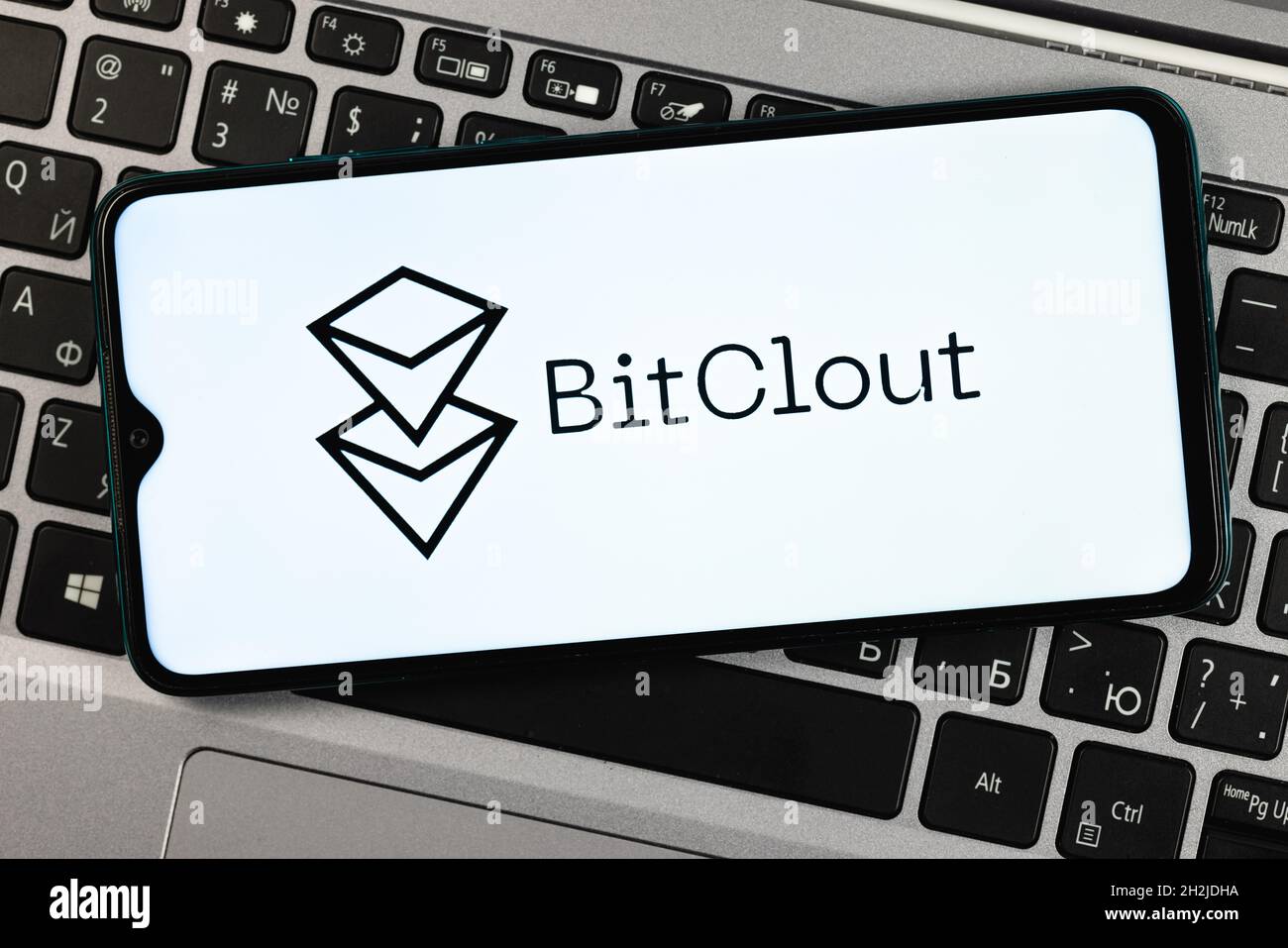 Bitclout è un social network criptato che ti permette di speculare su persone e pubblicazioni con soldi veri Foto Stock