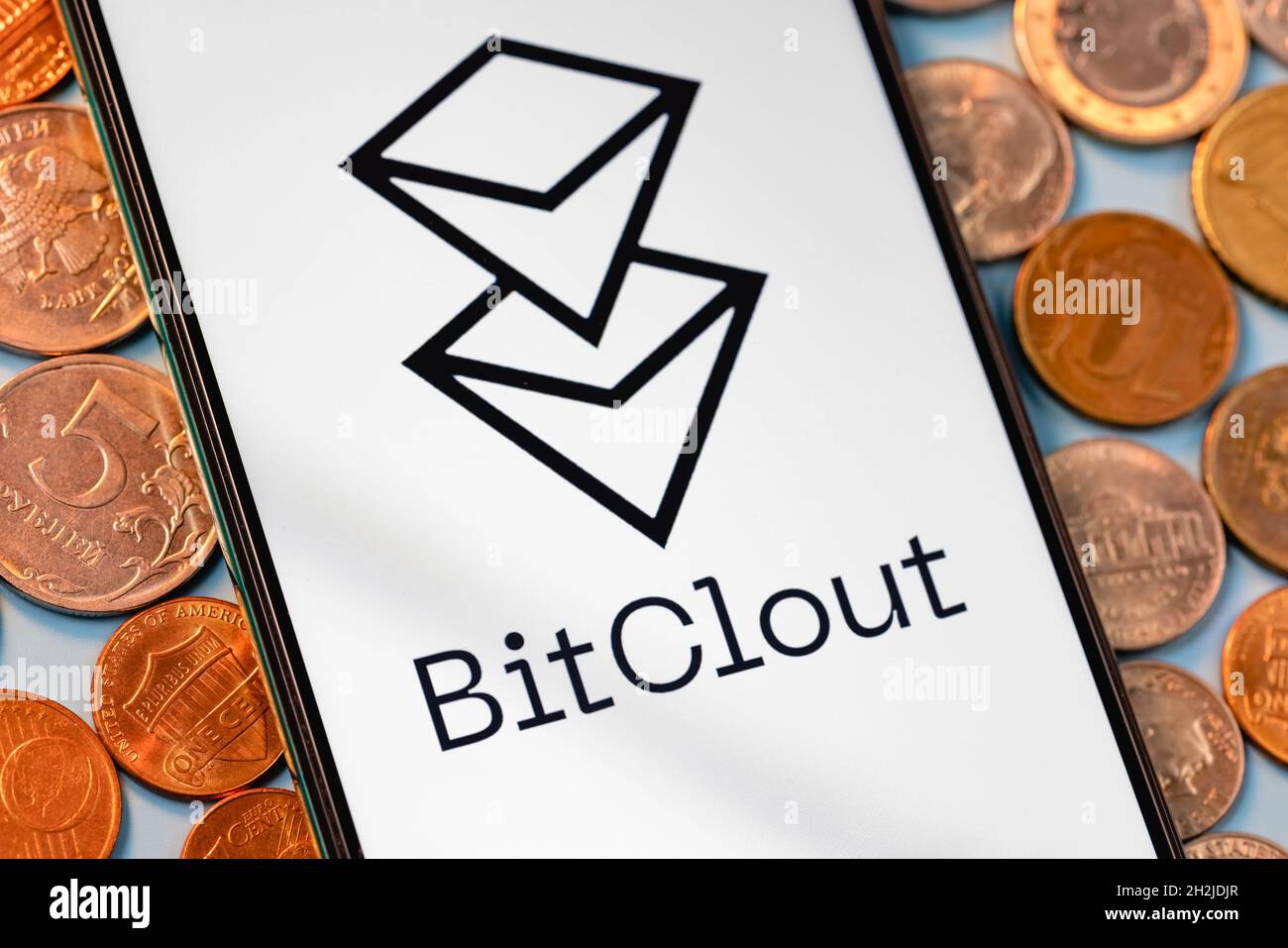 Bitclout è un social network criptato che ti permette di speculare su persone e pubblicazioni con soldi veri Foto Stock