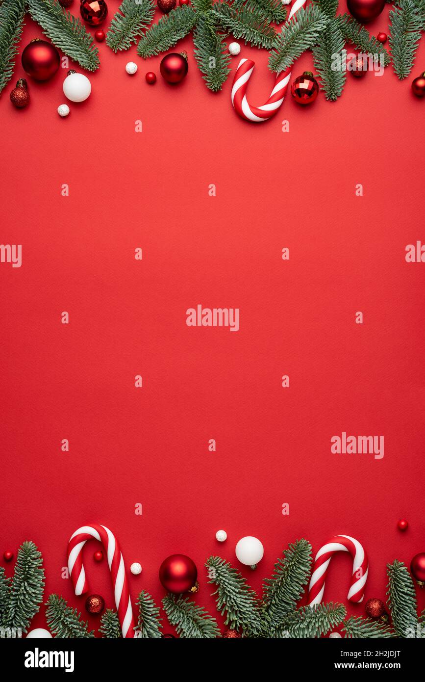 Buon Natale o Capodanno decorazione sfondo rosso. Design per le vacanze con spazio per il testo Foto Stock