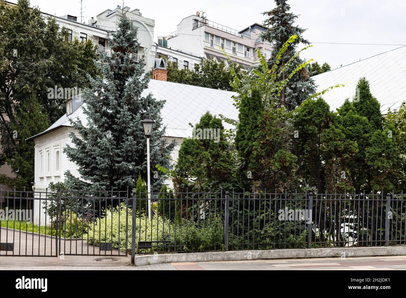 Mosca, Russia - 21 agosto 2021: Via Spiridonovka con Granatny Dvor, monumento dell'architettura in pietra bianca. Restaurata ex lavori di conchiglie d'artiglieria Foto Stock