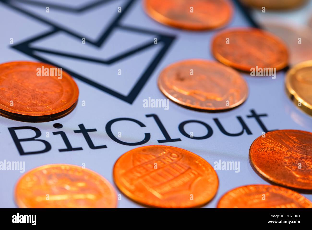 Bitclout è un social network criptato che ti permette di speculare su persone e pubblicazioni con soldi veri Foto Stock