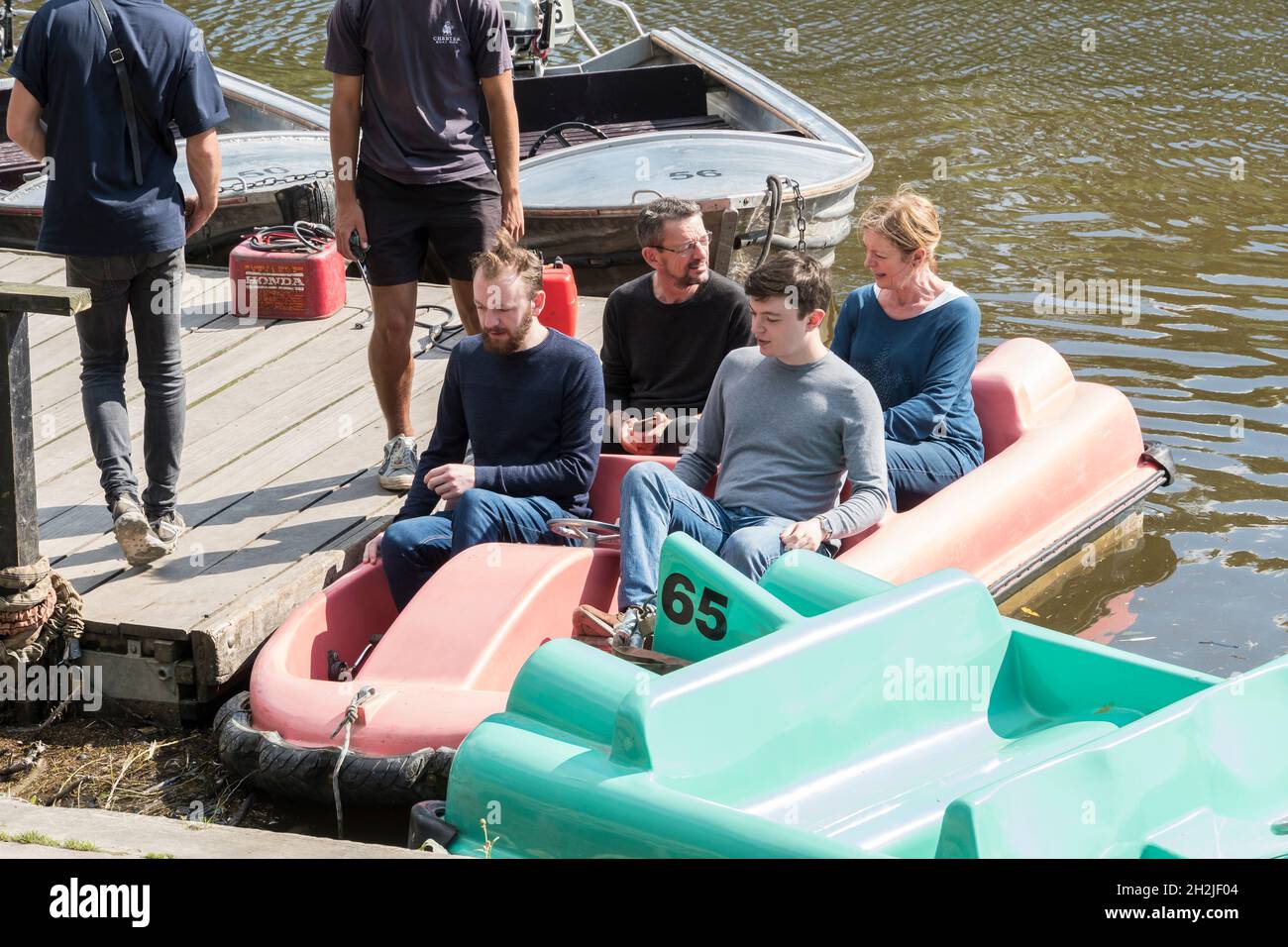 Persone che prendono in barca privata noleggio sul fiume Dee Chester 2021 Foto Stock