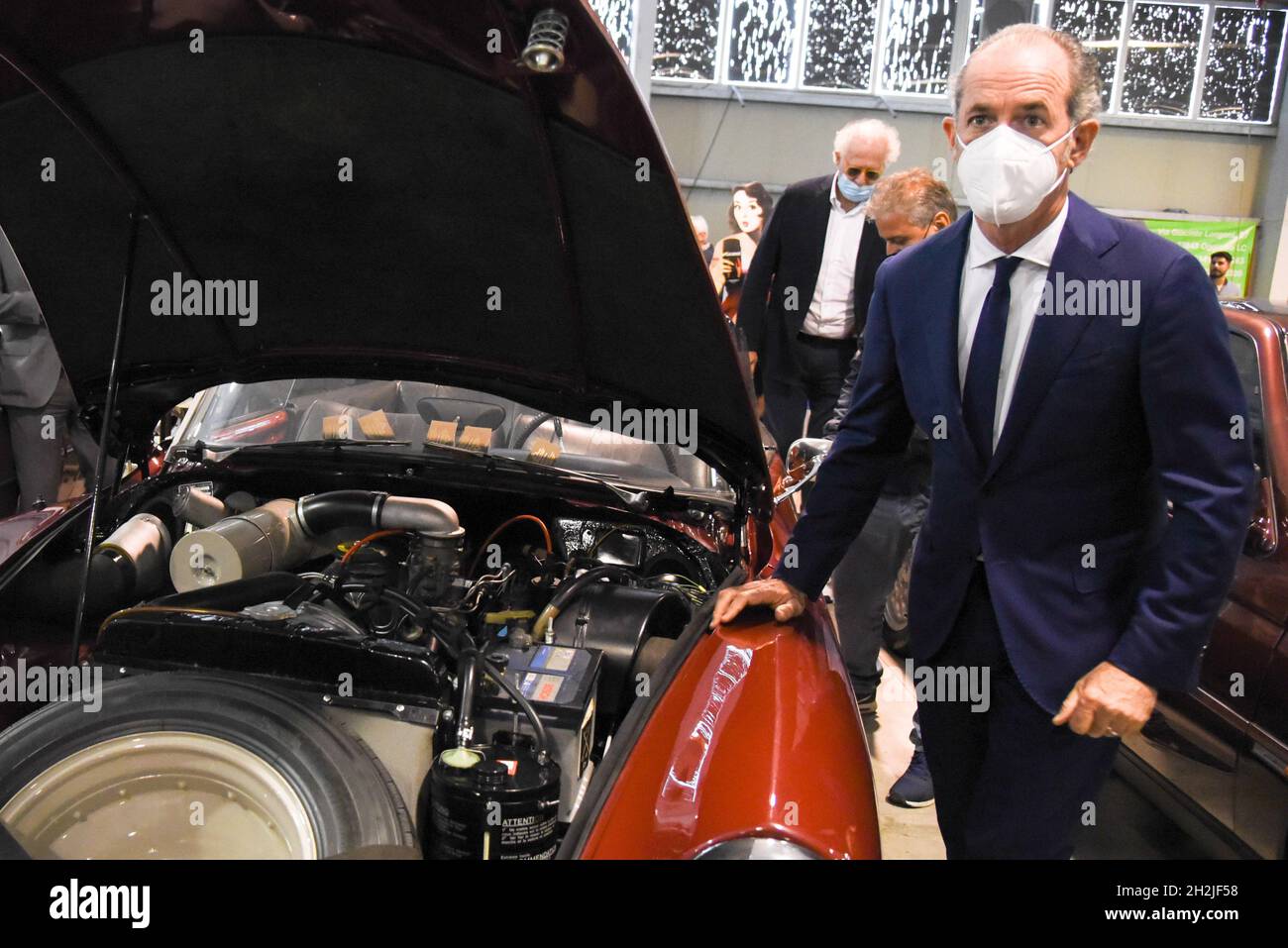 Padova, Italia. 22 ottobre 2021. Inaugurazione Auto e Moto d'epoca - Zaia che osserva una Citroen durante Inaugurazione Auto e Moto d'epoca, News in Padova, Italia, 22 ottobre 2021 Credit: Independent Photo Agency/Alamy Live News Foto Stock