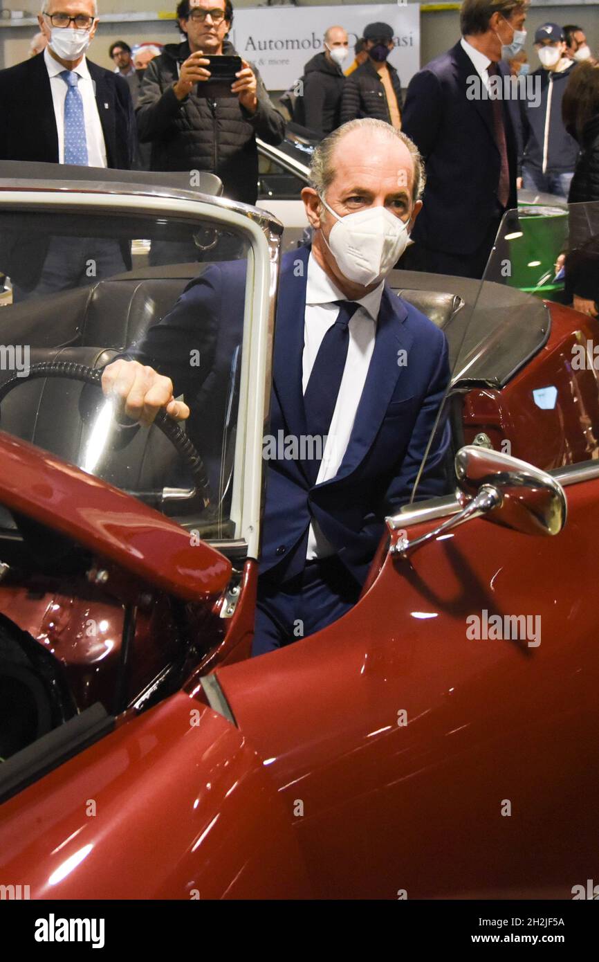 Padova, Italia. 22 ottobre 2021. Inaugurazione Auto e Moto d'epoca - Zaia che osserva una Citroen durante Inaugurazione Auto e Moto d'epoca, News in Padova, Italia, 22 ottobre 2021 Credit: Independent Photo Agency/Alamy Live News Foto Stock